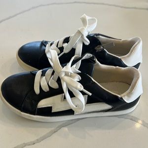 Kidpik size 5 sneaker